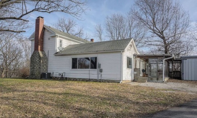Blue Springs House | The Farmhouse in a Quiet Location Near the Metro