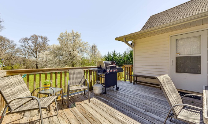 Fort Lawn House | 'The Farmhouse' in Fort Lawn w/Fire Pit & Deck!