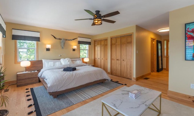 Belleville House | The Farmhouse - Luxury 5BR - Bay View - Waterfront - WFH - Home Gym