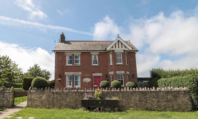 Swanage House | THE FARMHOUSE, pet friendly, with hot tub in Swanage