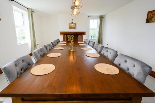 Rugeley House | The Farmhouse Private HOT TUB & SAUNA & TV-CINEMA Room Very Special Home Near Cannock Chase