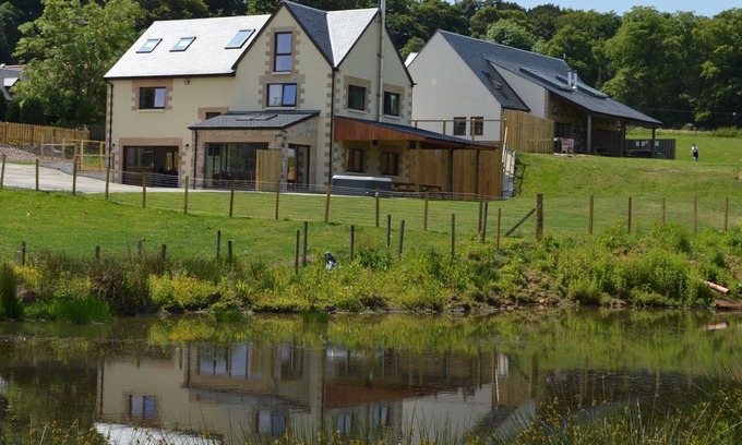 Linlithgow Apartment | The Farmhouse - sleeps 14 guests in 5 bedrooms