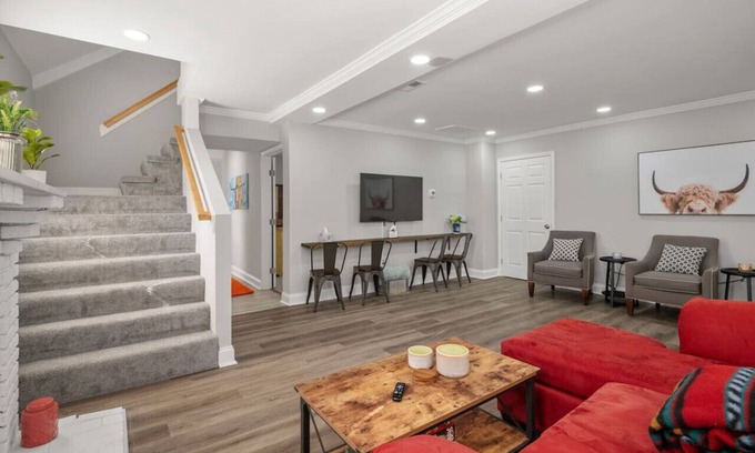 South Richmond House | The "Farmhouse": Spacious, Moo-tiful Haven by RVA!