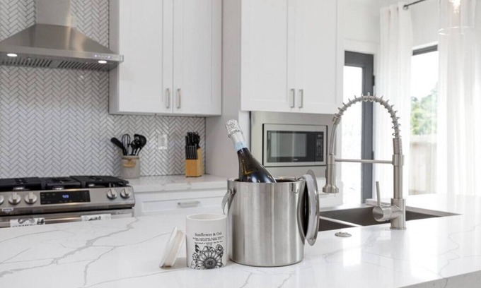 MacGregor House | The Farmhouse · The Farmhouse, Modern Luxury Retreat near Downtown