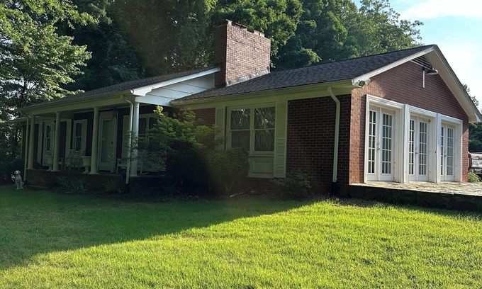 Mount Airy Other | The Farmhouse. Vintage 3-bedroom with WiFi. Mt Airy outskirts. Vineyards nearby.