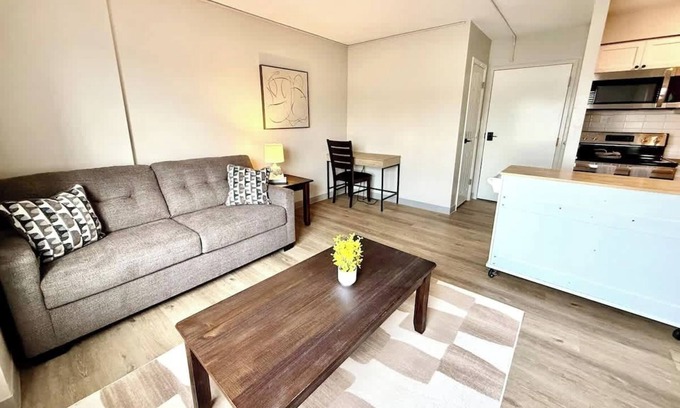 North Central Omaha Apartment | The Field Club Summar