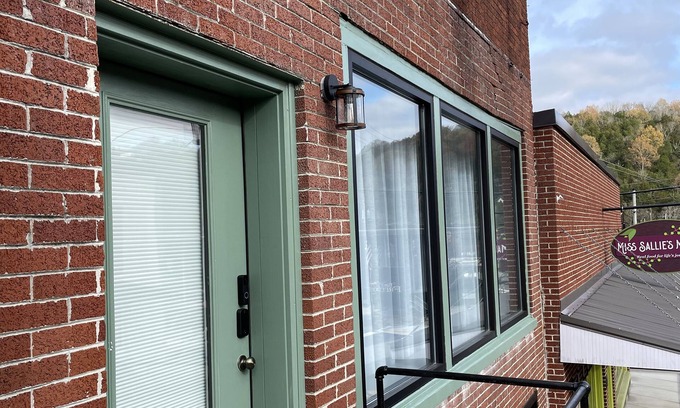 Gainesboro Apartment | The Fig Flat, a Stylish Studio Apartment with Empire King Bed in Gainesboro, TN