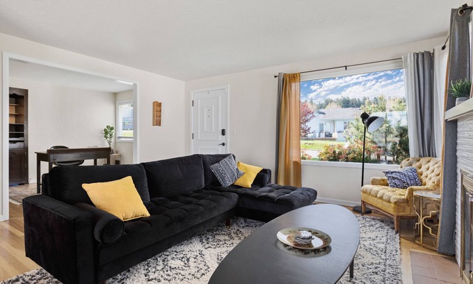 Port Angeles House | The Fika House- Mid Century Boho-Perfect Location!