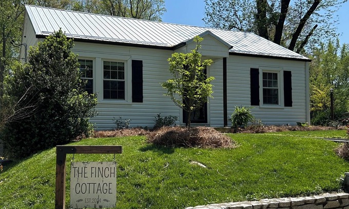 Mount Airy Cottage | The Finch Cottage nCharming 2-bedroom cottage Historical District Mount Airy