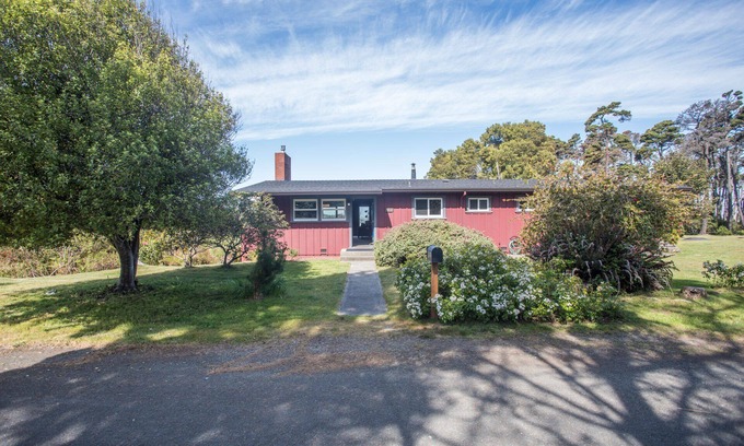 Cleone House | The Fish House - Midcentury Modern - Walk to Beach