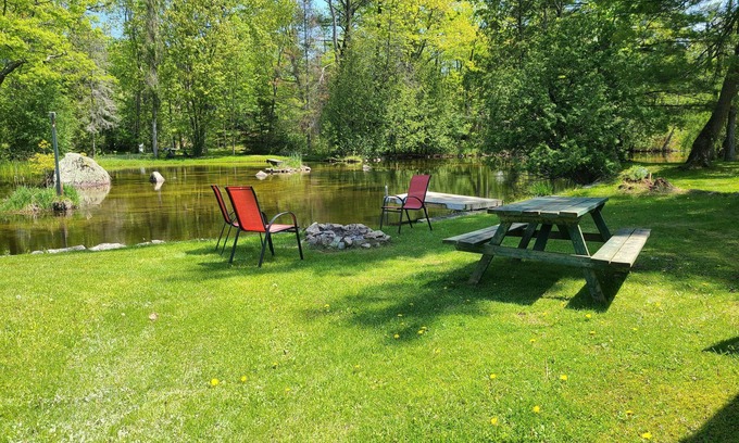 Selwyn House | The Fisherman - 3-bedroom River-front Retreat