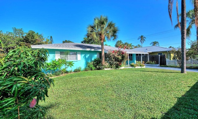 Indian Beach Sapphire Shores House | The Flamingo House at Indian Beach Sapphire Shores