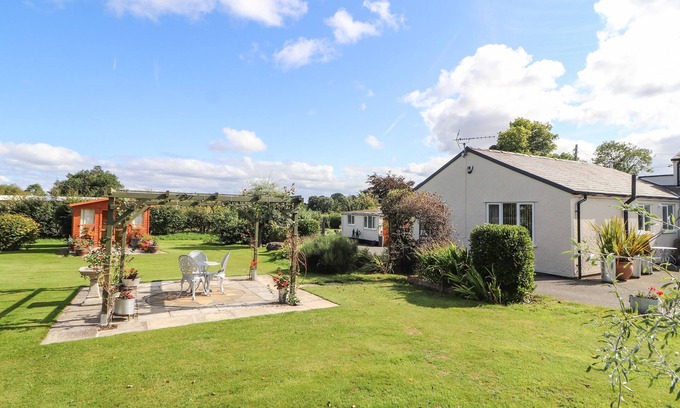 Treffynnon House | THE FLAT AT BRWYN, with a garden in Brynford