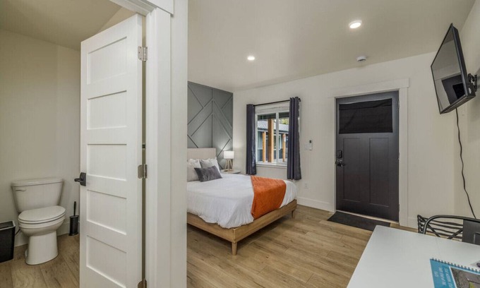 Coeur d'Alene Apartment | The Flats-Suite 5-Queen Bed-Downtown CdA!