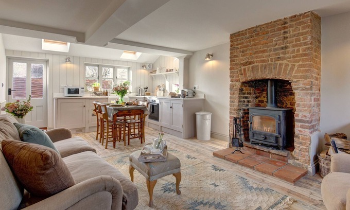 Langham Cottage | The Flints - sleeps 3 guests in 2 bedrooms