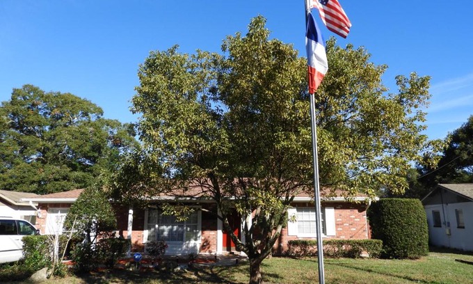 Bearss Plaza Villa | The Flo's House