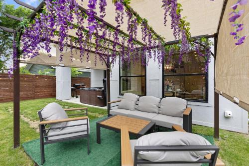 West Dallas Apartment | The Floral Home 4BR Downtown Dallas with Hot Tub