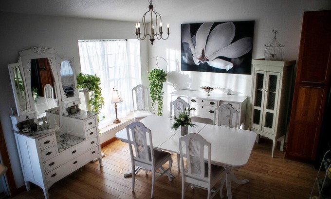 Lafayette House | The Flower Artist Home- walk to Pub, Shops & Trails. Dog-friendly!