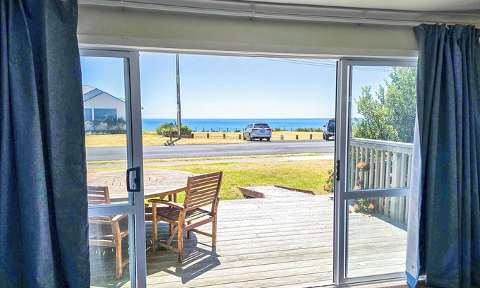 Pukehina House | The Flying Fox Bach
