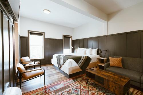 Rossland Hotel | The Flying Steamshovel Inn