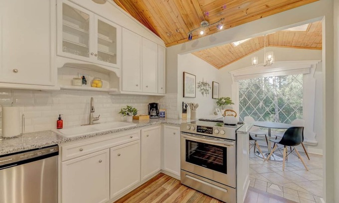 Forest Acres House | The Forest Lake Partridge House Near Fort Jackson
