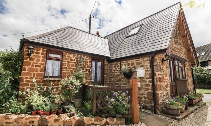Milcombe Cottage | THE FORGE AT SMITHY COTTAGE, romantic in Chipping Norton