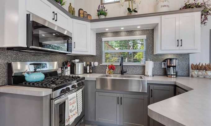 Bayview Apartment | The Four Seasons Bayview Getaway is a charming retreat in the heart of Bayview, Idaho
