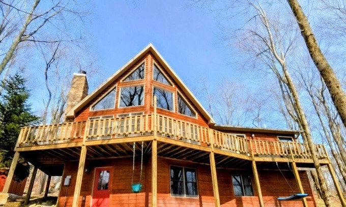 Alpine Lake Cabin | The Fox Den - cabin with hot tub and a/c!
