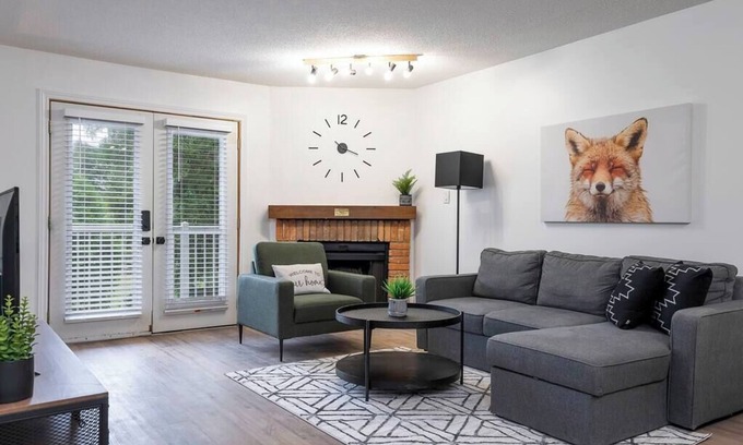Collingwood Condo | The Fox Den - Modern Condo Collingwood - Sleeps 5