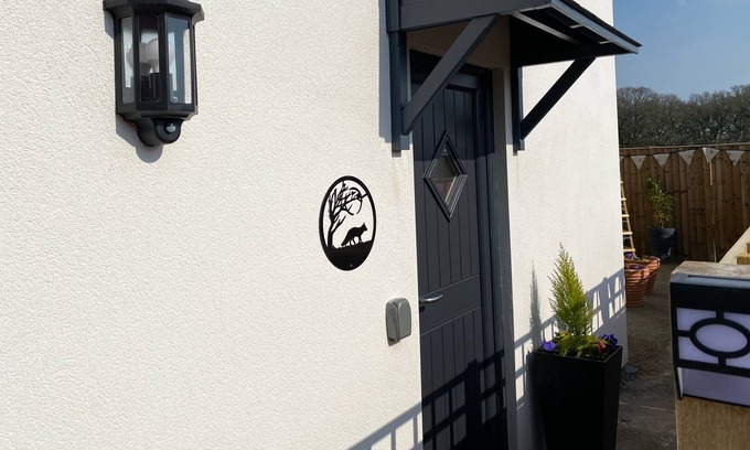 Church Minshull Cottage | THE FOX, romantic, with a garden in Worleston
