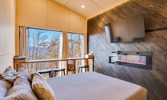 Lupton City Cabin | The Fox Tail Pine Treehouse at Treetop Escapes!