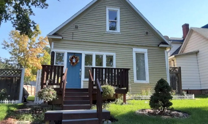 Great Falls House | The French Cottage - Walking distance to downtown restaurants and shops!