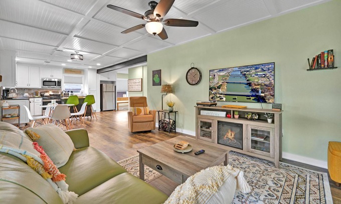 Waco House | "The Fried Green Tomato" Family & Pet Friendly, QR Code Walk Thru, 1 night min.