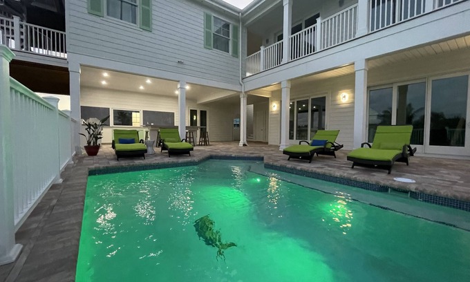 Hope Town House | The Frigate House, Luxury Home. Pool, Boat Slip, Beach Access