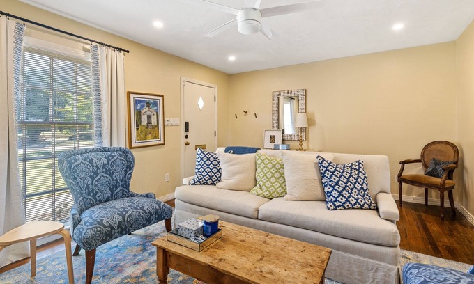Cedar Crest House | The Funky Farmhouse - 10 Min. to Downtown!
