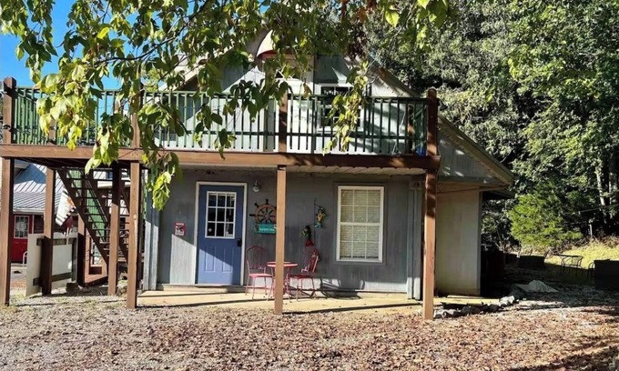 Grand Rivers Apartment | The Funky Little Shack at Grand Rivers - Pet friendly! Wi-fi, smart TV!