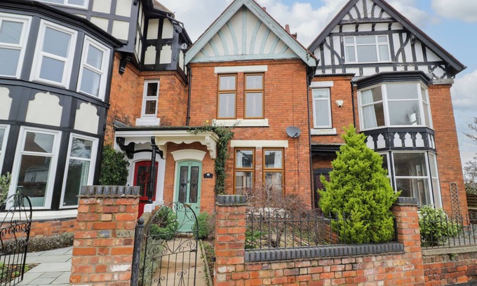 Rugby Cottage | THE GABLES, pet friendly, character holiday cottage in Rugby