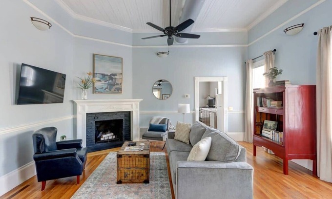 Historic District - North Apartment | The Gaelic Guesthouse @ Washington Square | 1890s