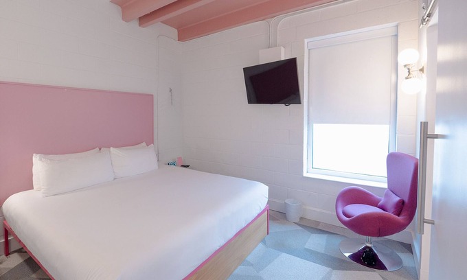 East Hill Hotel | The Gallatin 311, Colorful Boutique Hotel