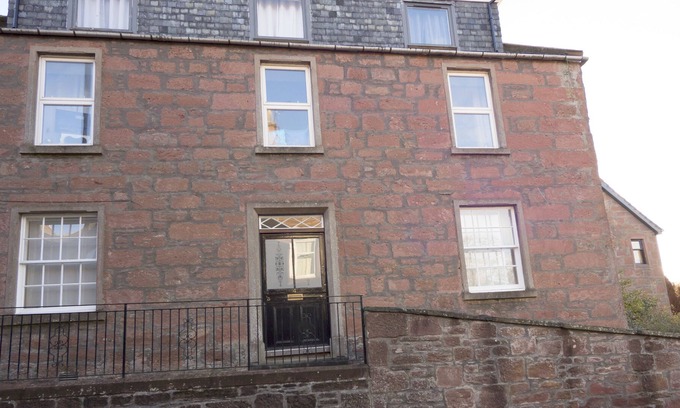 Kirriemuir Apartment | The Gallery Flat is situated in Kirriemuir town centre