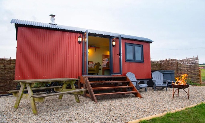 Kidwelly Ski Chalet | The Gambo Shepherd's Hut