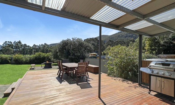 Halls Gap House | The Gap Holiday Cottage, Entertainers backyard, fire pit & fabulous views