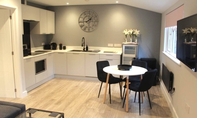 Waltham St Lawrence Cabin | The Garden Cabin. Beautiful village location with lovely walks and local pub