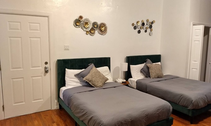 Washington Square West Apartment | The Garden - 2 bedsnNice for families or friends at center city