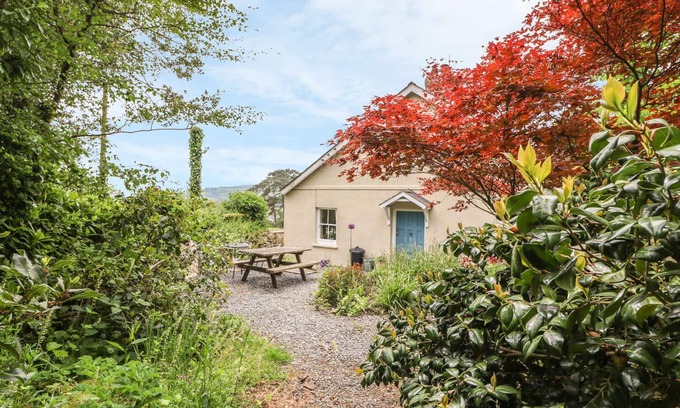 Llandefeilog Cottage | THE GARDEN COTTAGE, pet friendly, country holiday cottage in Kidwelly