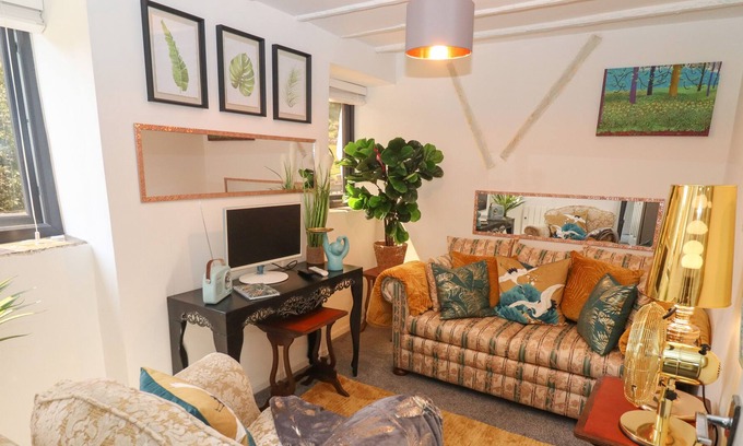 Blakeney Cottage | THE GARDEN FLAT, pet friendly, character holiday cottage in Blakeney