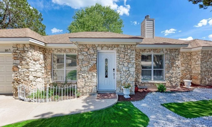 Lakeway House | The Garden House-Vacation~Retreat~Relaxation.
