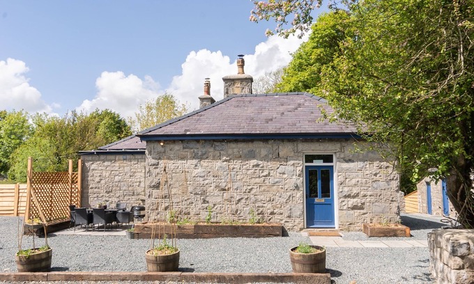 Llanddaniel Fab Cottage | The Gardener's Bothy - sleeps 7 guests in 3 bedrooms