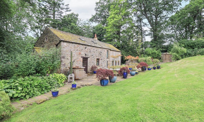 Hutton Cottage | THE GARDENER'S BOTHY, pet friendly, with hot tub in Pooley Bridge