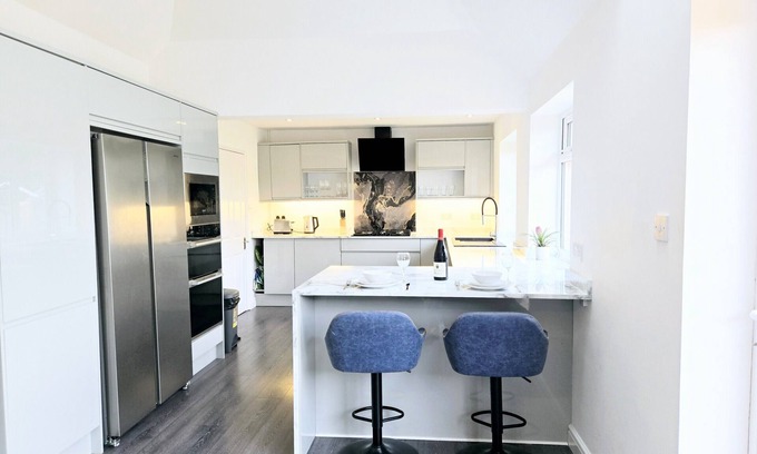 Horley House | The Gardens|3BR Bungalow|Driveway|Near LGW